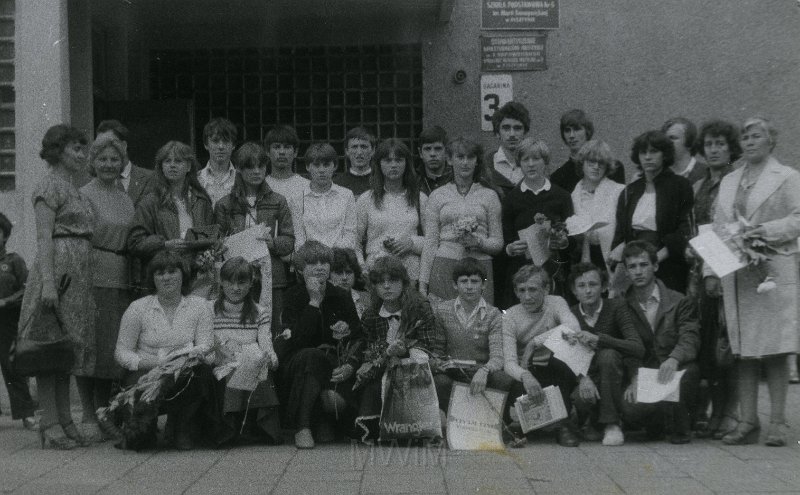 KKE 4310.jpg - Zakończenie szkoły. Czwarta od lewej: Anna Hajduk.
